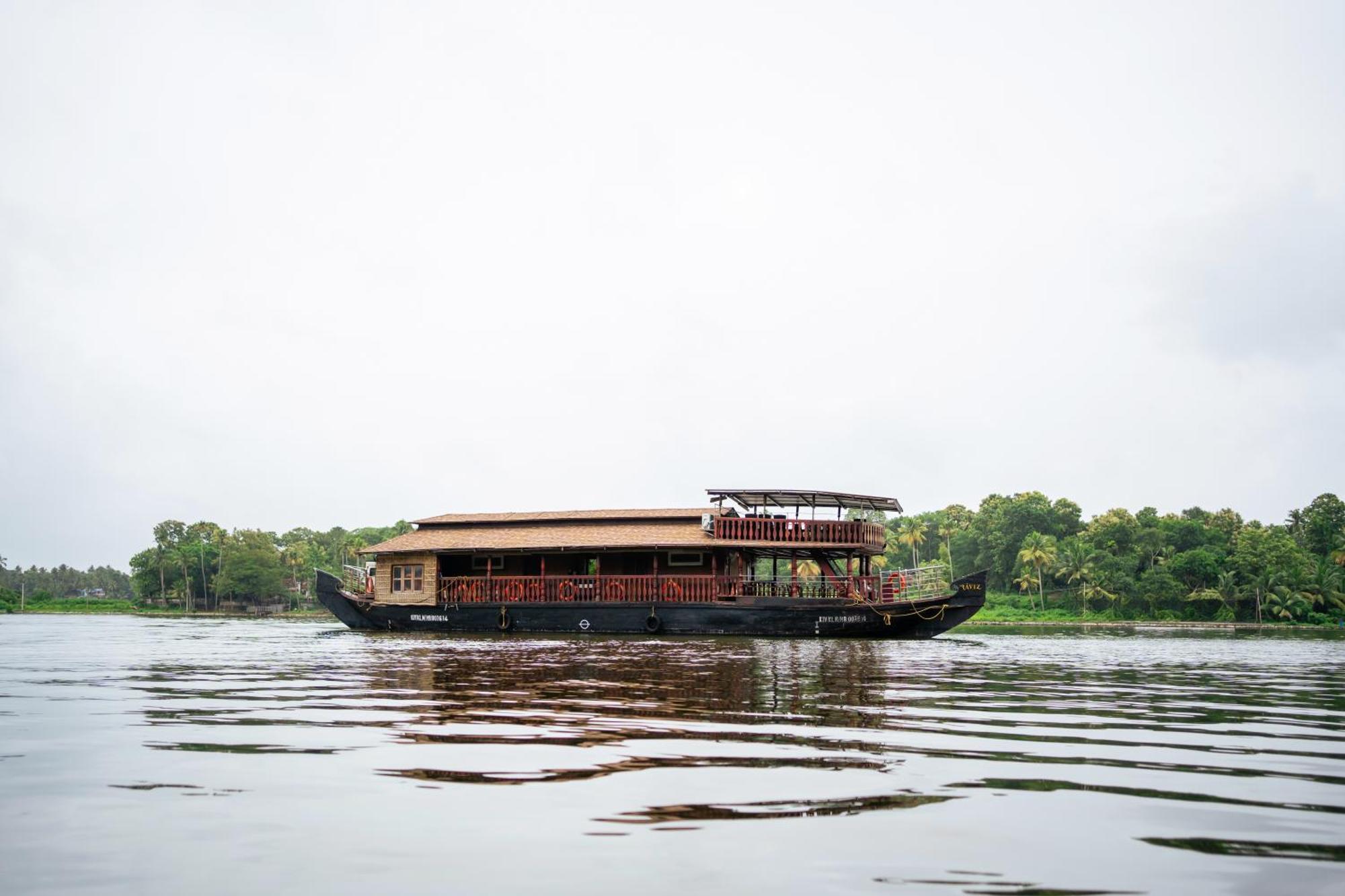 The Leela Ashtamudi, A Raviz Hotel Kollam Dış mekan fotoğraf A houseboat in Kerala