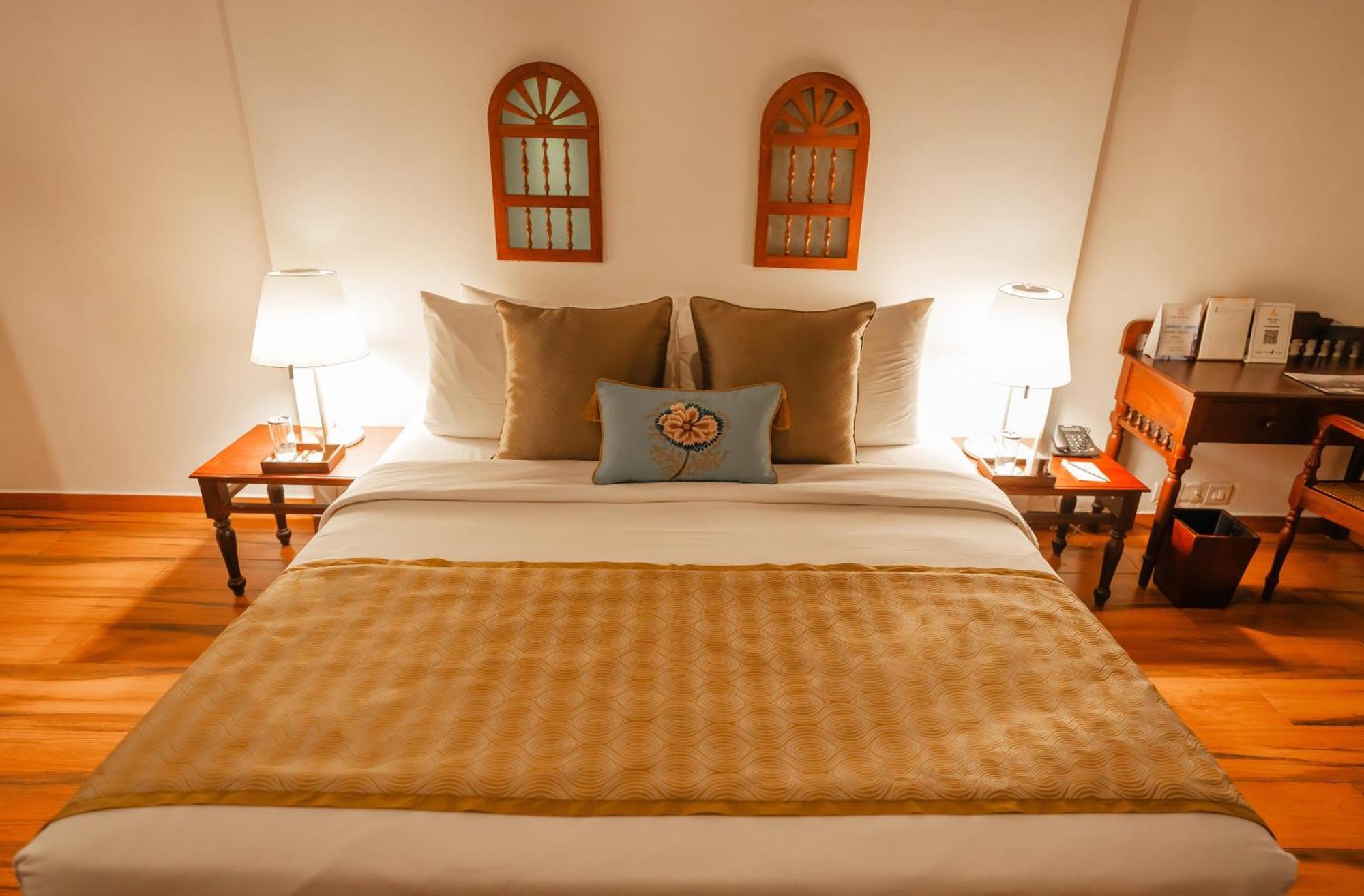 The Leela Ashtamudi, A Raviz Hotel Kollam Dış mekan fotoğraf A bedroom at the hotel