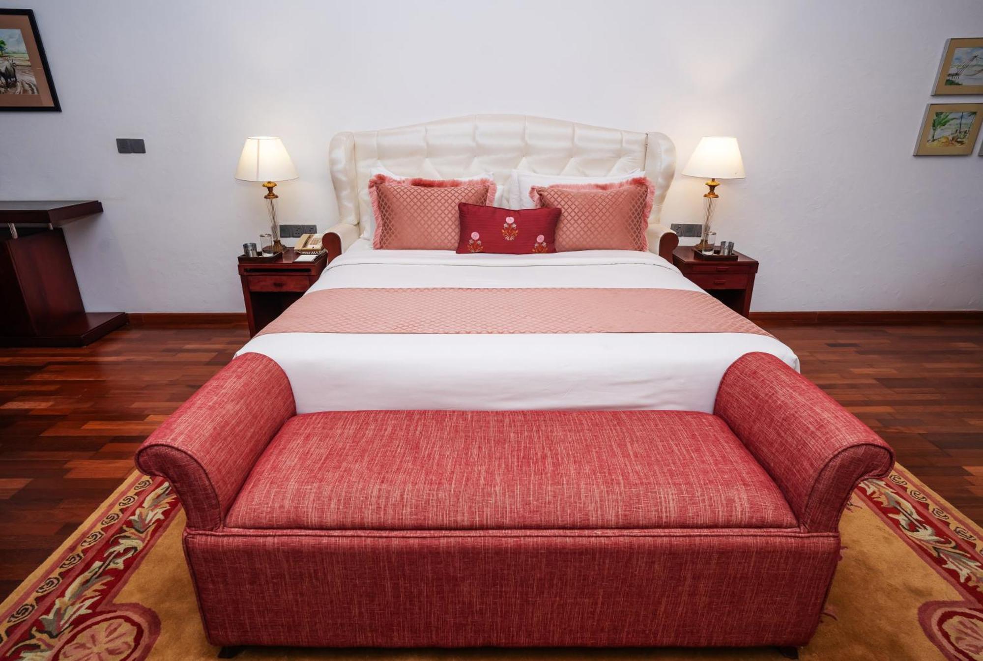 The Leela Ashtamudi, A Raviz Hotel Kollam Dış mekan fotoğraf A bedroom at the Taj Bengal