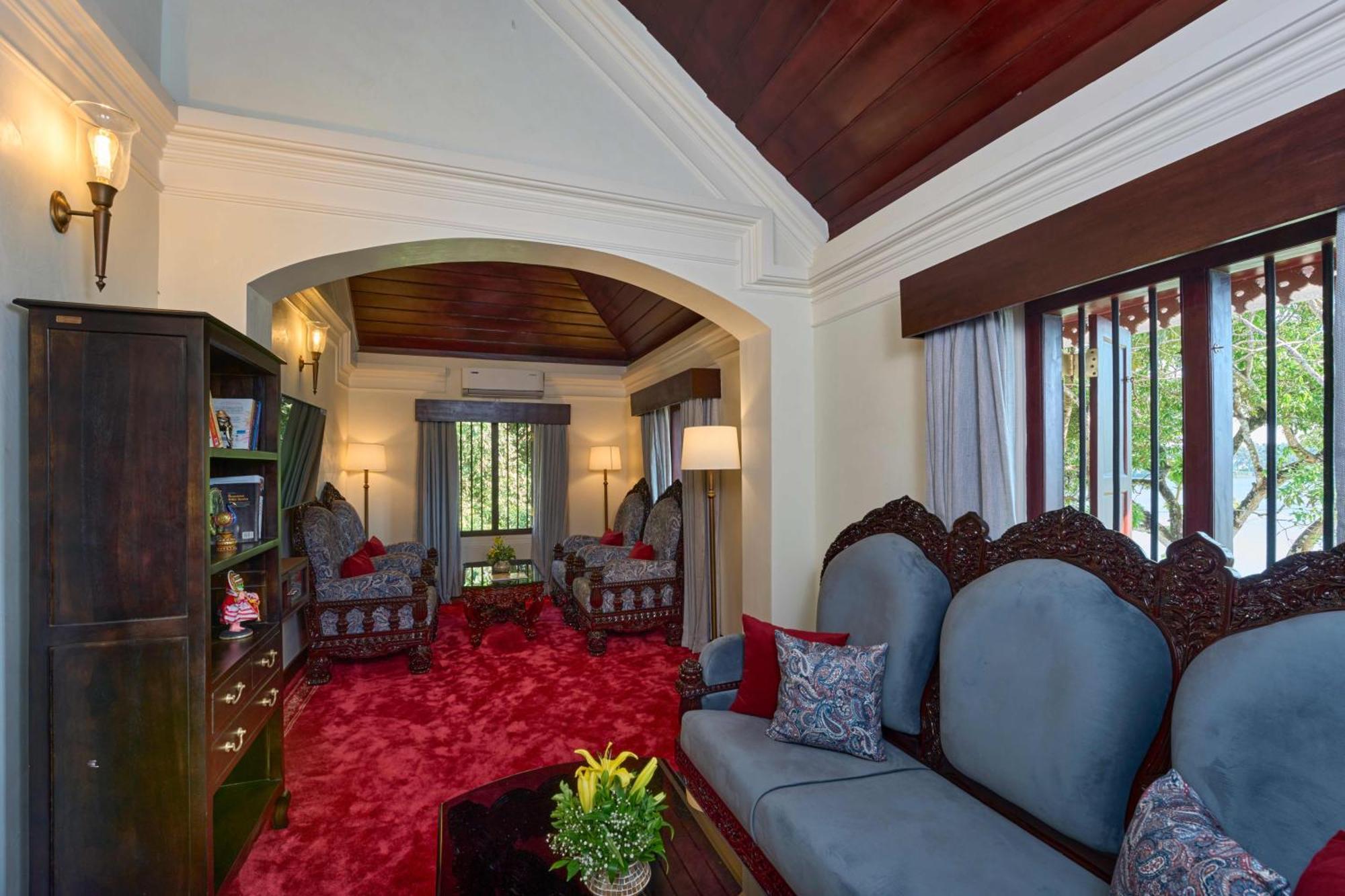 The Leela Ashtamudi, A Raviz Hotel Kollam Dış mekan fotoğraf The library at the residence of the Thai ambassador to the United States
