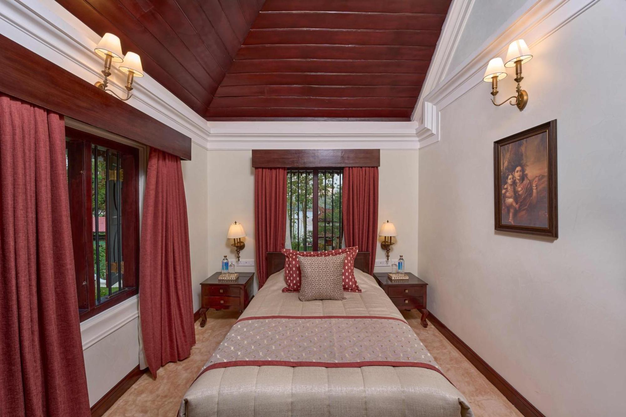 The Leela Ashtamudi, A Raviz Hotel Kollam Dış mekan fotoğraf A bedroom at the hotel