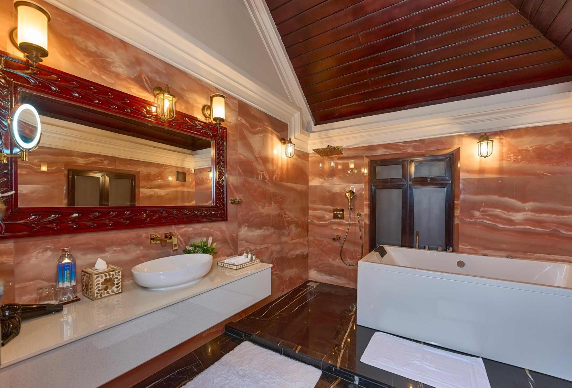 The Leela Ashtamudi, A Raviz Hotel Kollam Dış mekan fotoğraf Bathroom
